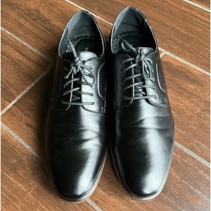Used Men’s Black Van Heusen Dress Shoes Size  9